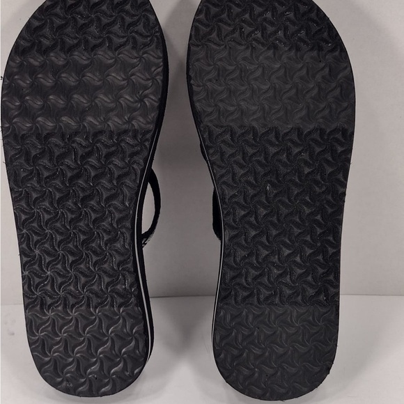Teva Stylish Black and White flip flop size 9 pre
Owned Exellent condition - Picture 6 of 7